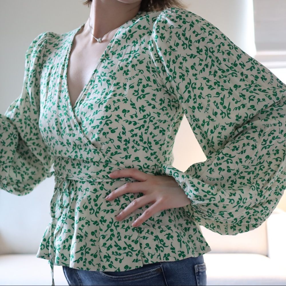 💚Ganni tie front blouse with green vine print